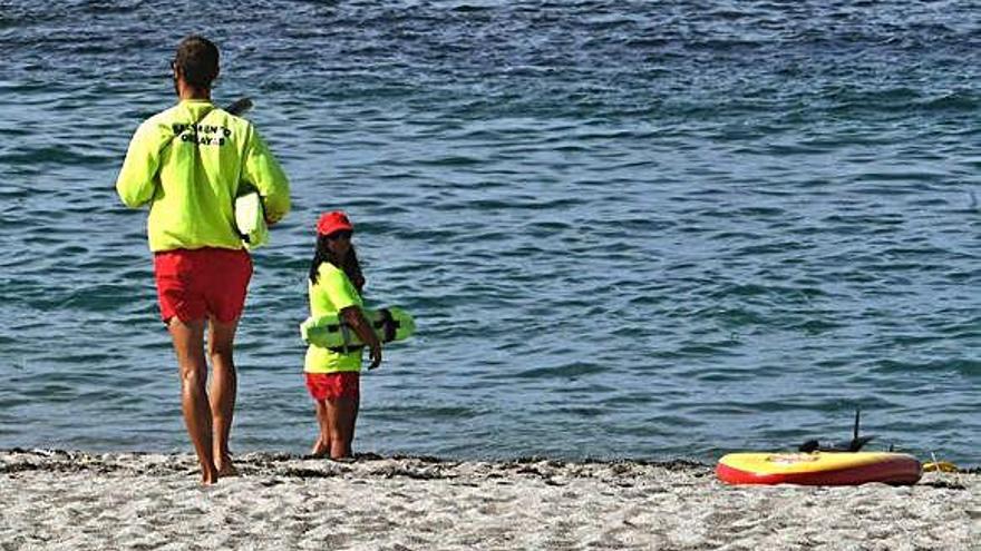 Socorristas, ayer, en la playa de Riazor.