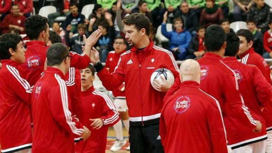 Alex Abalde, con los jugadores del Celta Integra. // E. A.