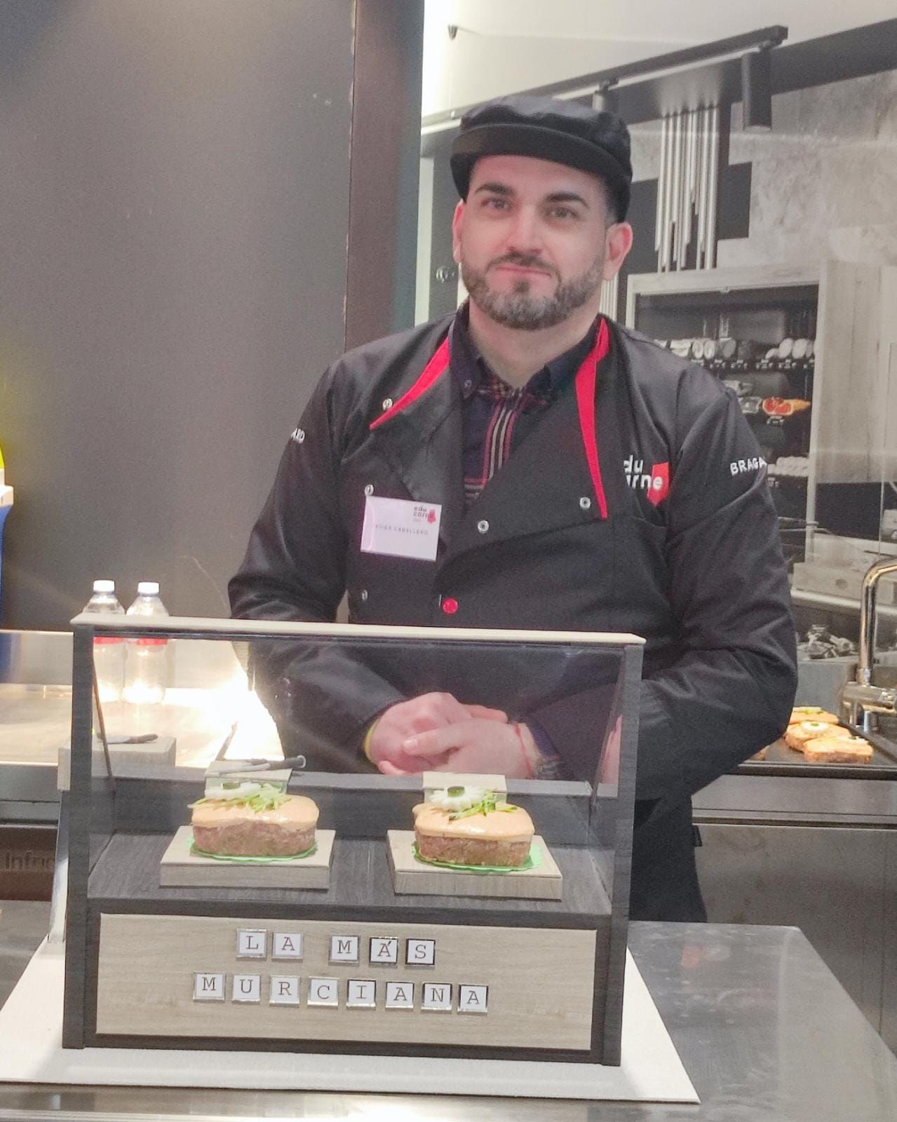 Javier Caballero con la hamburguesa ganadora.