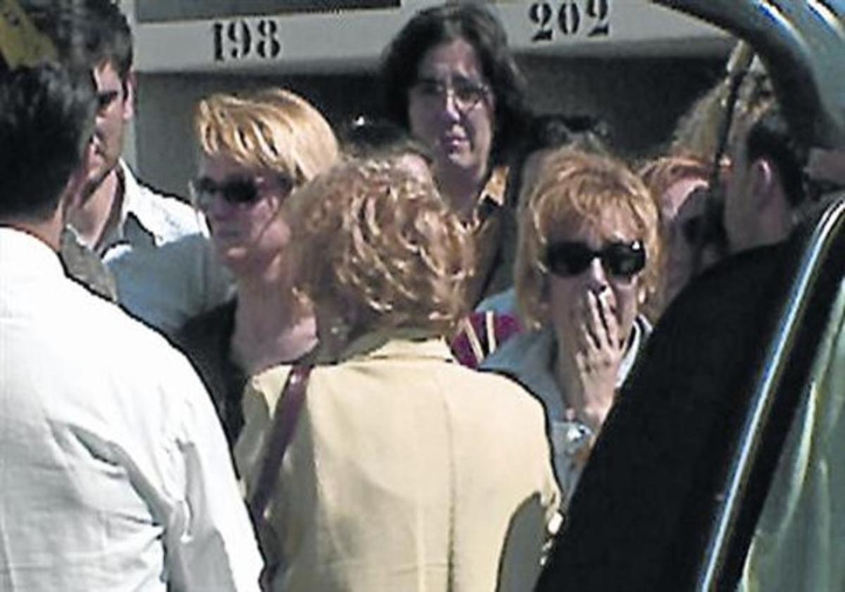 Ángela González, de negre, a l’enterrament de la seva filla, l’abril del 2003. Ángela González, de negre, a l’enterrament de la seva filla, l’abril del 2003.