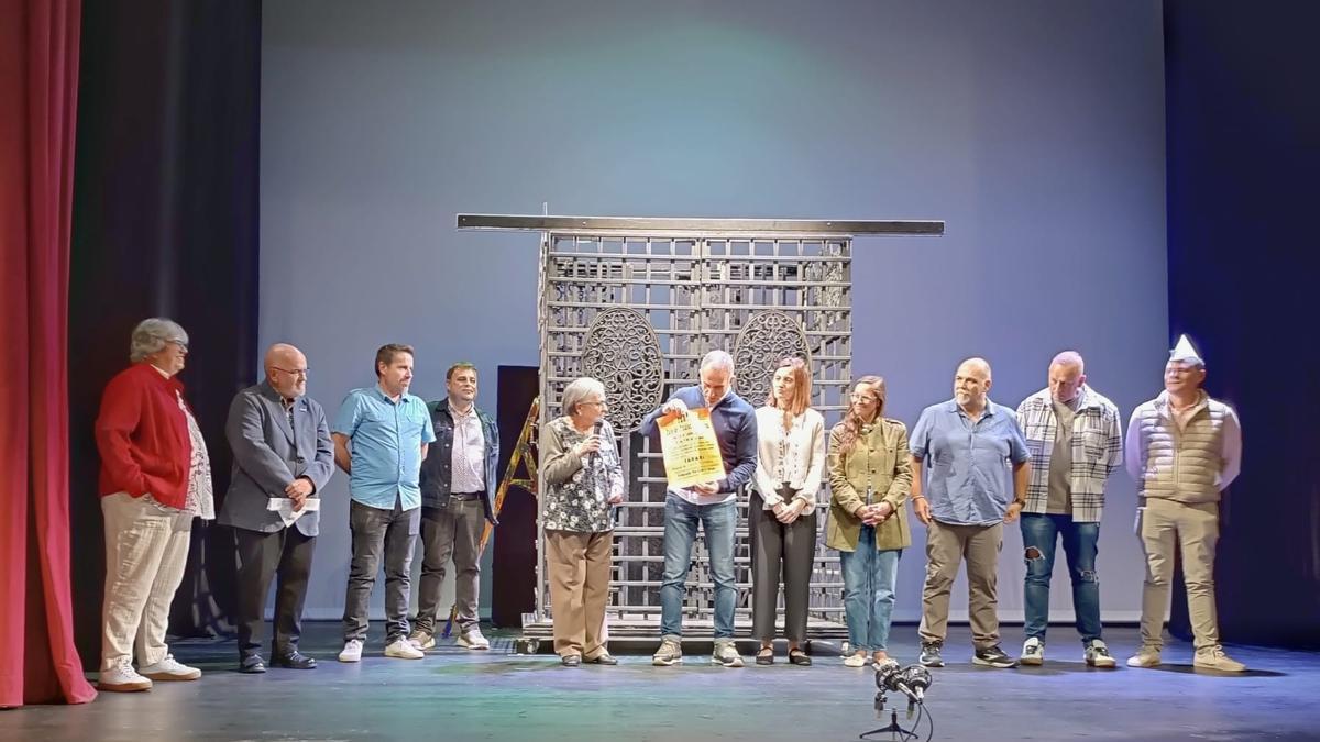 Familiares de Valentín Andrés, responsables de Cultura y de la función, en el Centro Cultural de Grado, con motivo de la representaciión de &quot;Tararí&quot;.