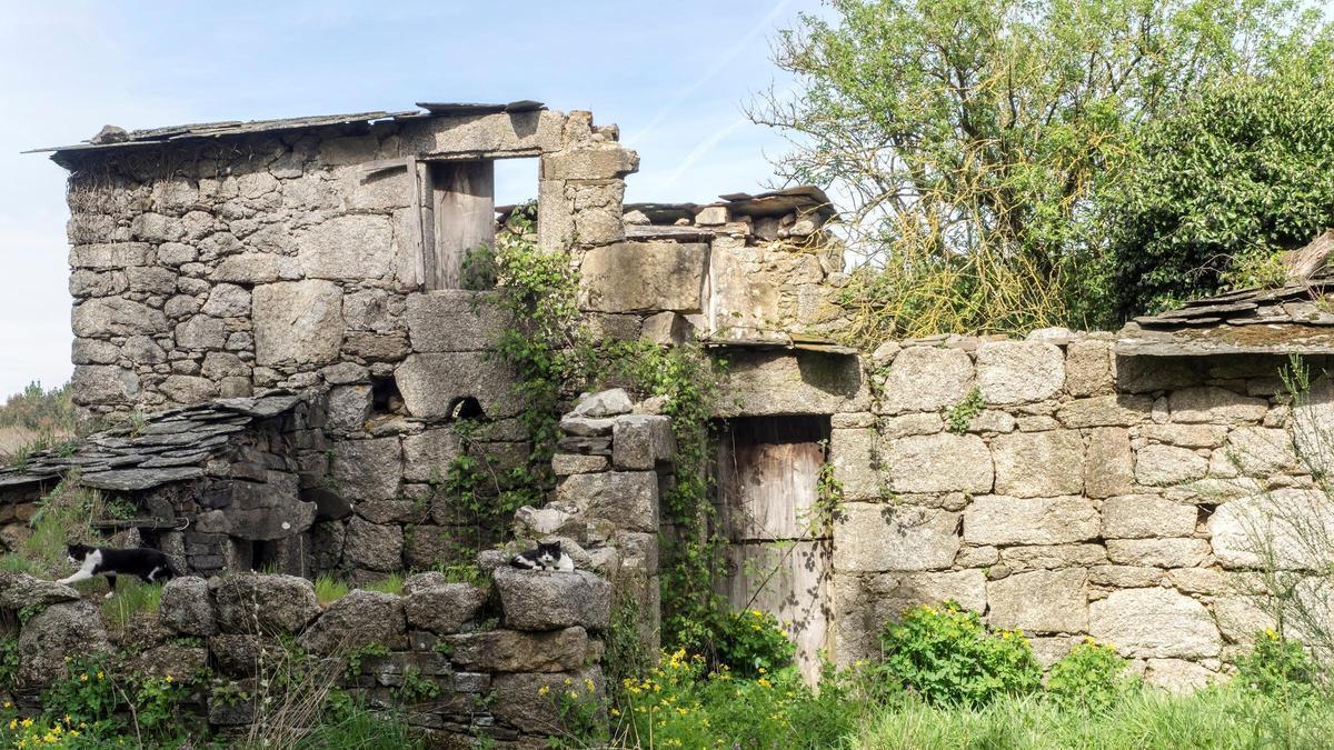 Una casa abandonada en el rural gallego.