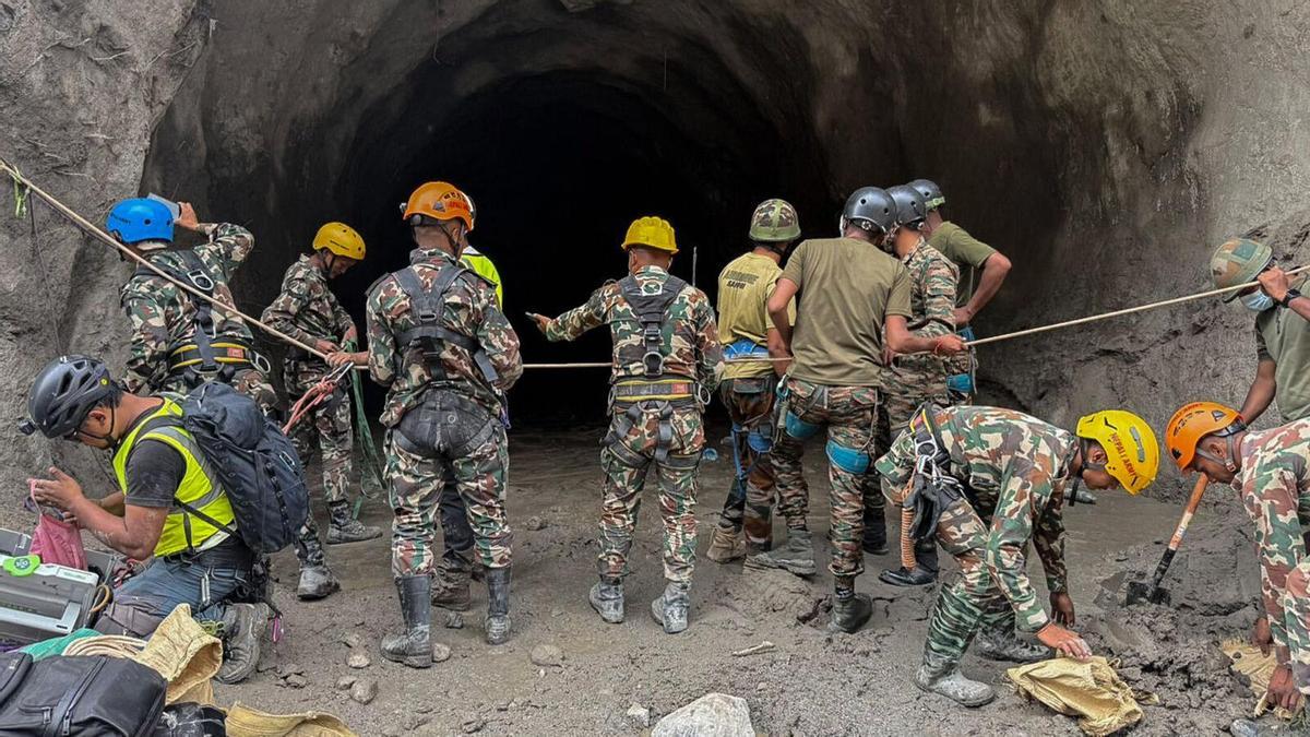 Nepal busca a cientos de trabajadores en los túneles de las centrales hidroeléctricas arrasadas por la riada