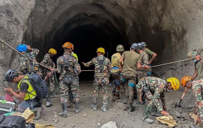 Nepal busca a cientos de trabajadores en los túneles de las centrales hidroeléctricas arrasadas por la riada