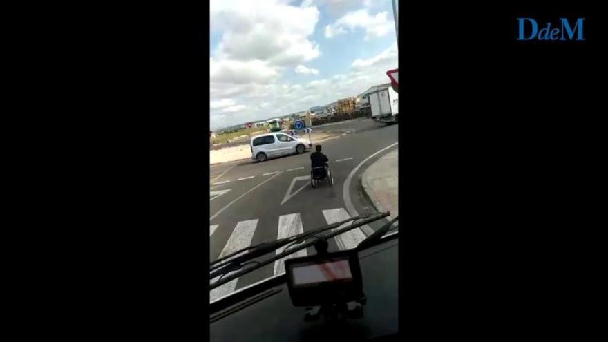 Circula en una silla de ruedas por la carretera de Mercapalma