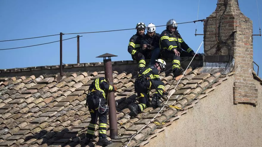 Instaladas las chimeneas en el interior y exterior de la Capilla Sixtina