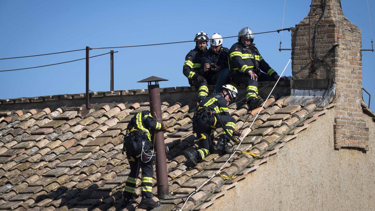 Instaladas las chimeneas en el interior y exterior de la Capilla Sixtina