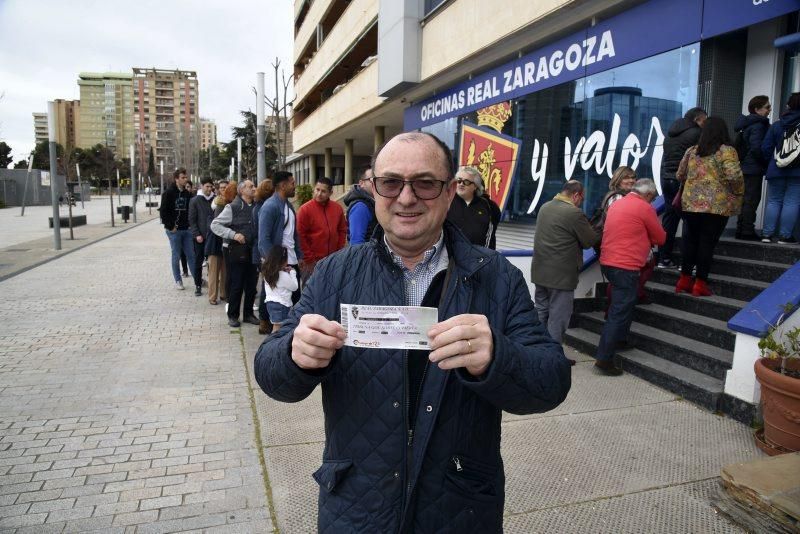 Largas colas para adquirir entradas para el derbi aragonés