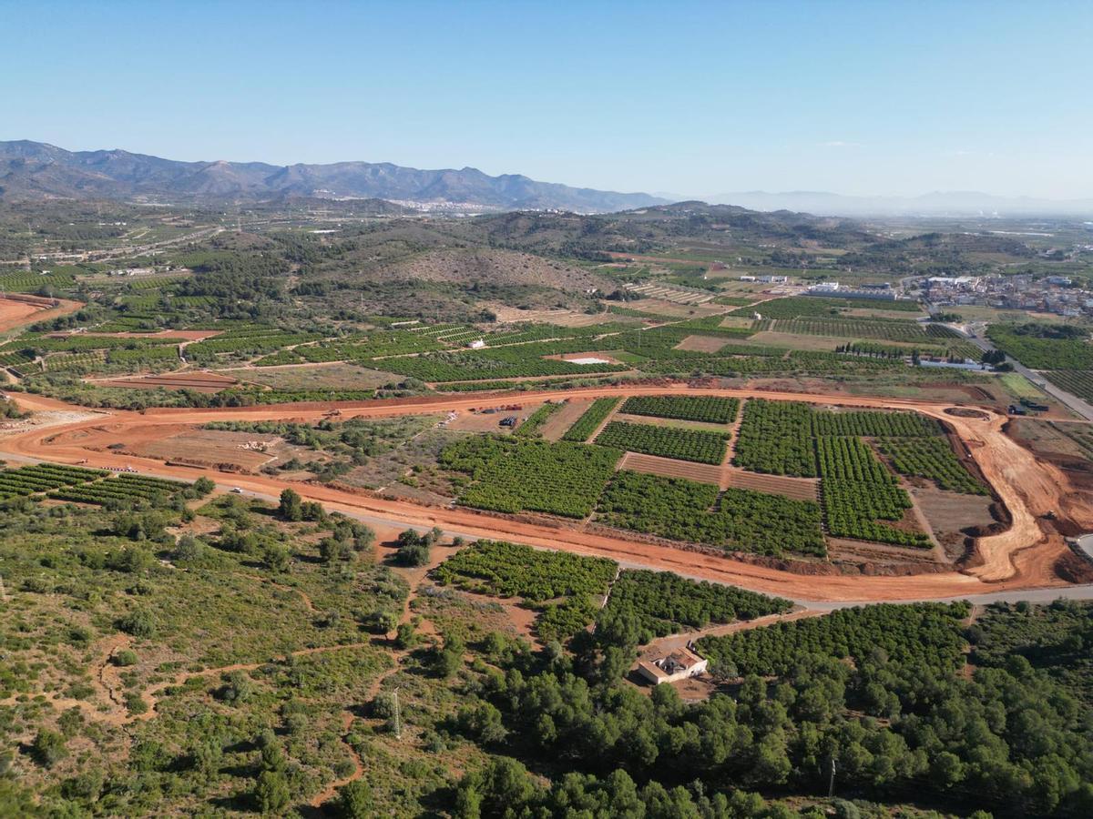Inicio de los trabajos para crear el nuevo acceso al polígono desde la N-340, que comenzará una vez superado el cementerio de La Llosa, situado en el mismo margen de esta vía nacional (en la parte derecha de la imagen).