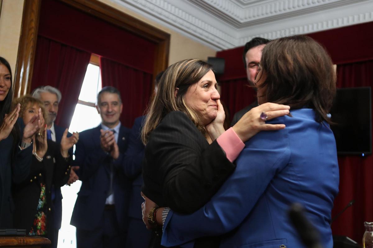María Reigosa y Elena Candia dándose un abrazo.