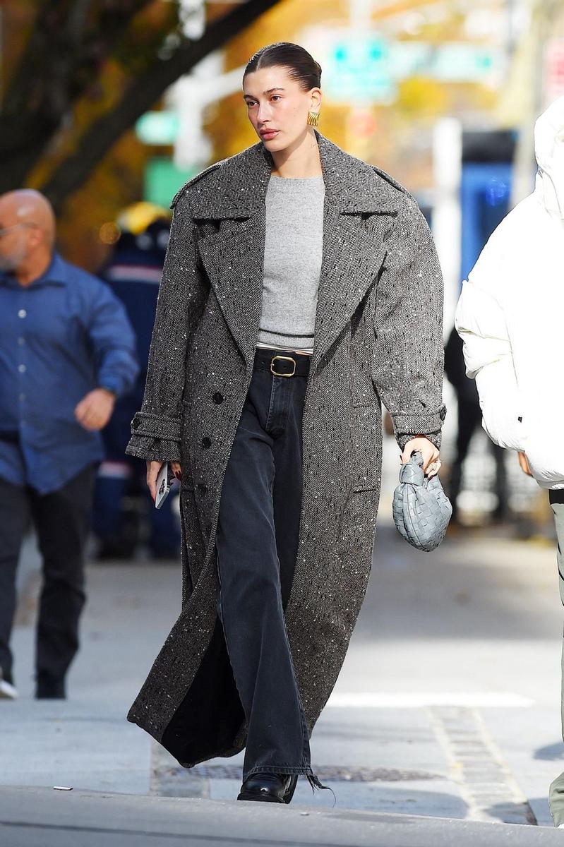 Hailey Bieber con abrigo 'oversize'