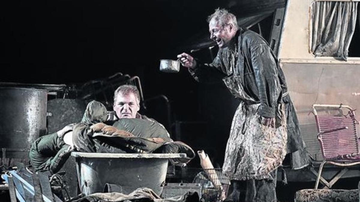 Lance Ryan encarnando a Siegfried, izquierda, y Peter Bronder, interpretando a Mime en una escena de 'Siegfried'.