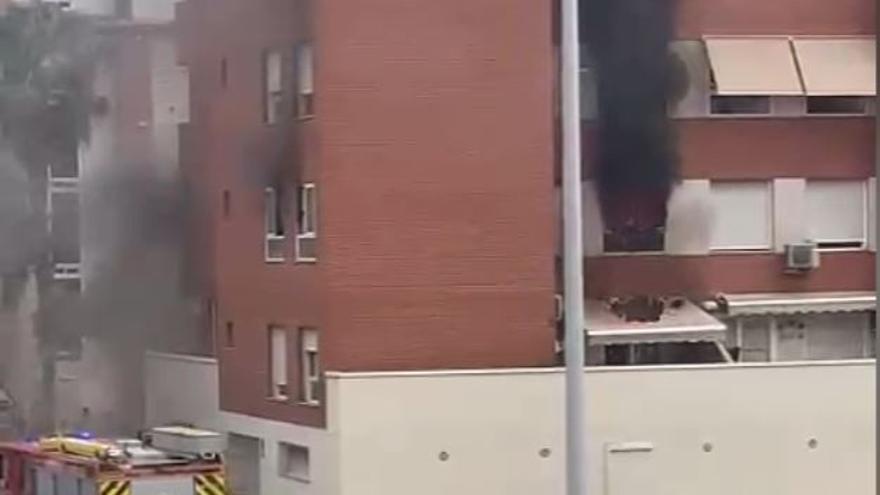 Vídeo: Incendio en un inmueble en el Grau de Castelló