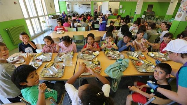 Unas monitoras atienden a los alumnos mayores en el comedor escolar del colegio Antaviana, en el barrio de Roquetes de Barcelona, ayer.