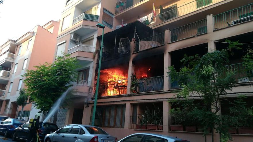 Cinco heridos, uno muy grave, en un incendio en s'Arenal de Llucmajo