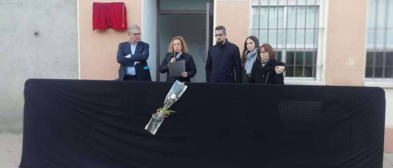 Homenaje de Fuentelapeña al doctor José Manuel García Domínguez, con su familia presente.