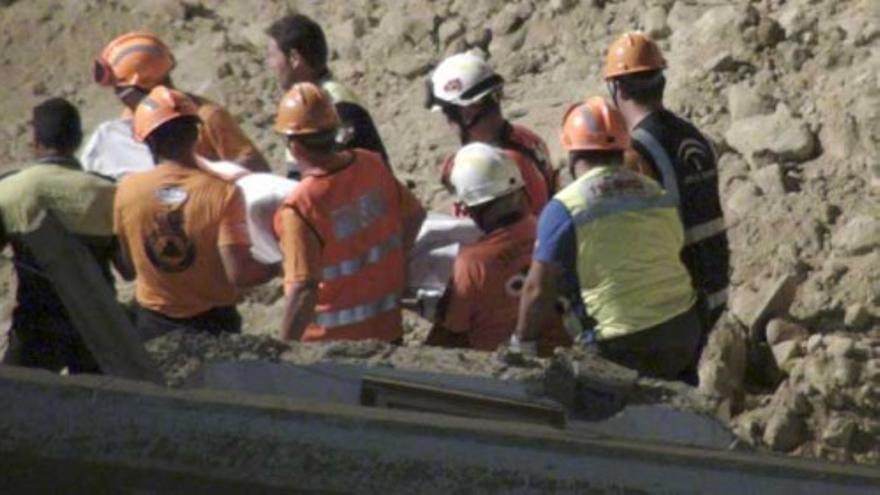 Recuperan los tres cadáveres de la casa-cueva de Almería