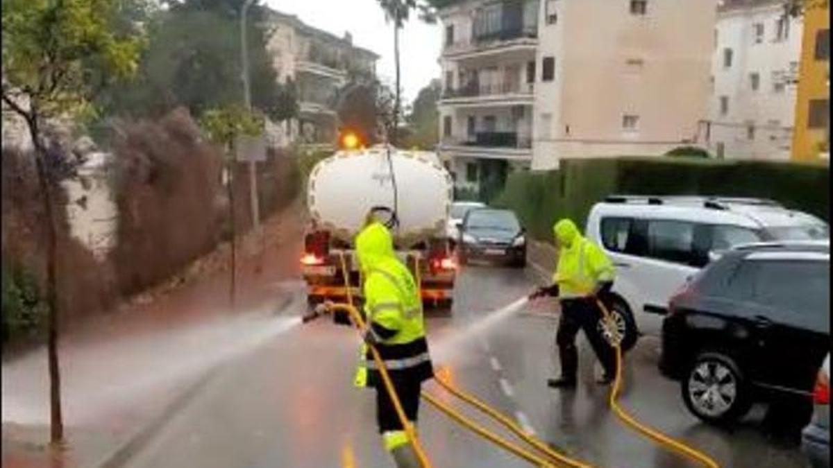 Los equipos de limpieza se afanan en borrar las huellas del temporal por todo Benalmádena.