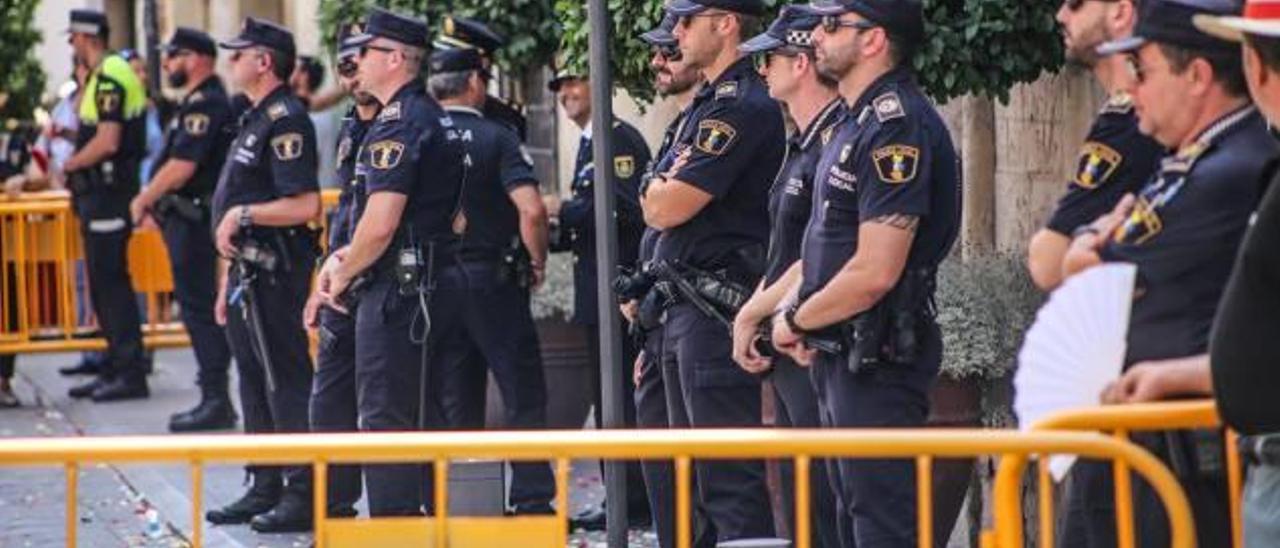 Agentes de la Policía Local en la puerta del Ayuntamiento de Orihuela el último Día del Pájaro.