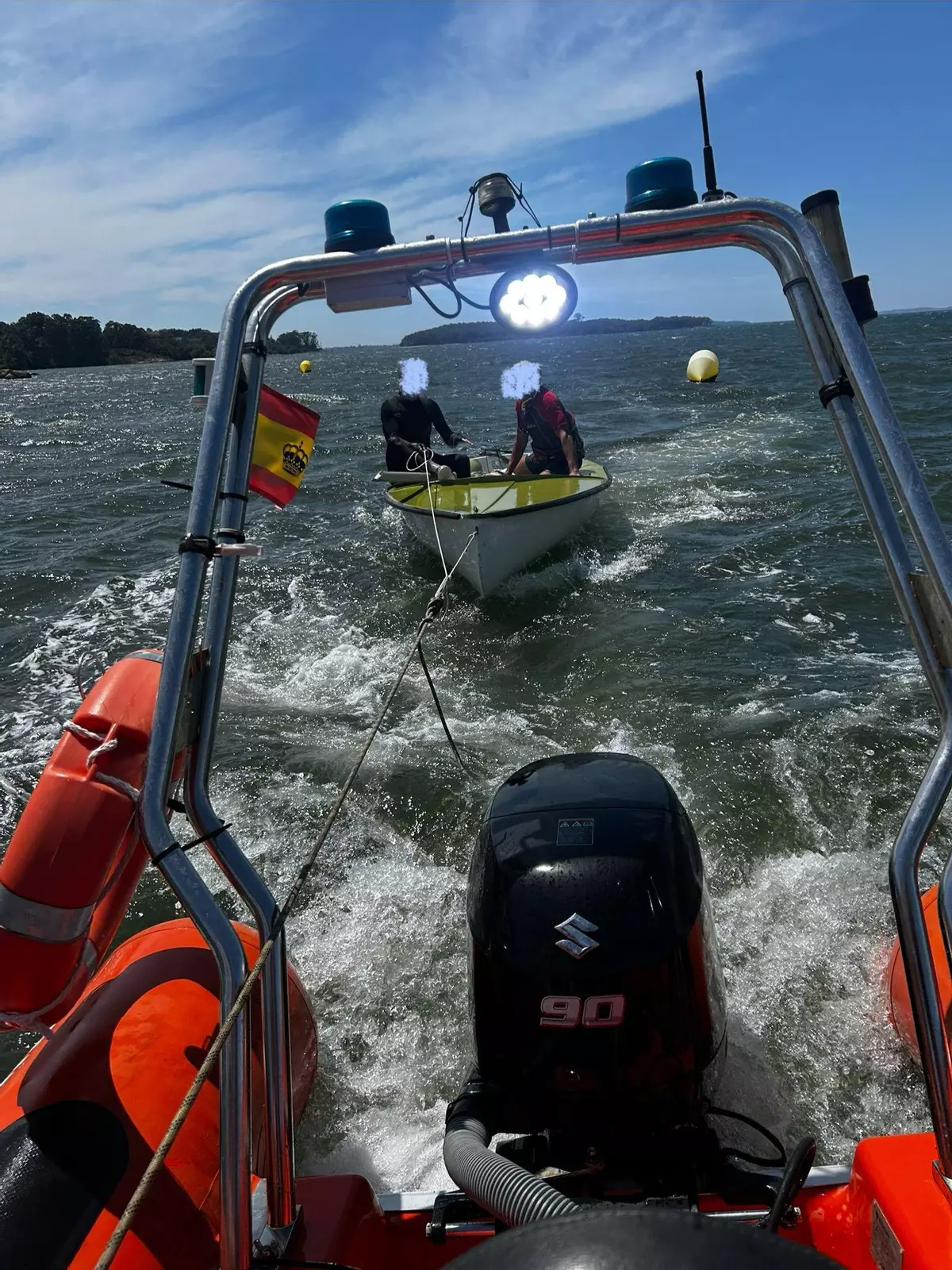 Rescatado un velero volcado frente a la playa de O Campanario sin que se produjeran heridos