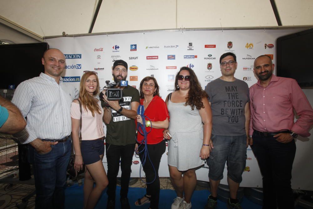 El equipo de profesionales de INFORMACIÓN TV también tuvo su minuto de descanso, después de una semana de trabajo,  para poder hacerse una foto para el recuerdo de las Hogueras 2018.