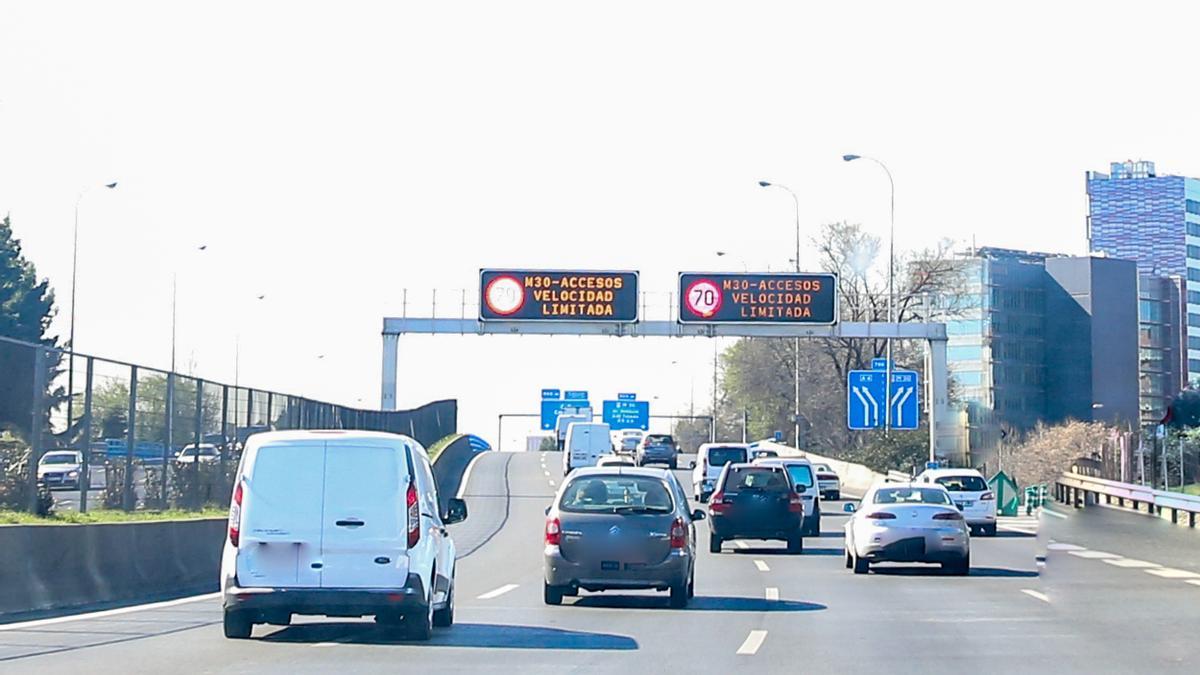 Archivo - Imagen de la carretera M30 en Madrid con luminosos indicando limitaciones de velocidad (70km/hora) debido a la contaminación.