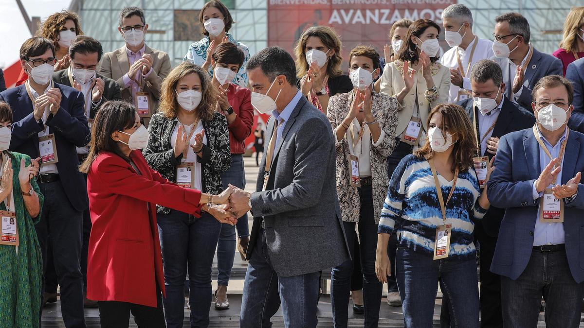 El secretario general del PSOE y presidente del Gobierno, Pedro Sánchez, junto a la alcaldesa de París, Anne Hidalgo; la vicesecretaria general del partido, Adriana Lastra, y el presidente de la Junta de Extremadura, Guillermo Fernández Vara, en la foto de familia con ministros, barones y miembros de la ejecutiva.