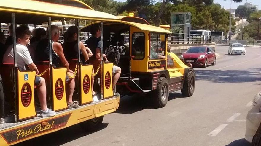 Paso del convoy turístico por el centro de Porto Cristo.