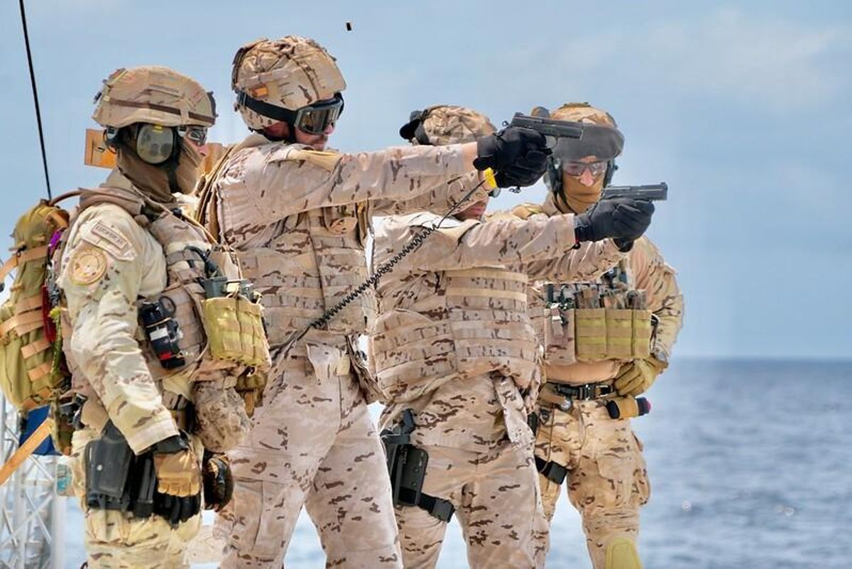 Infantes de Marina del equipo de seguridad del BAM Furor. Armada