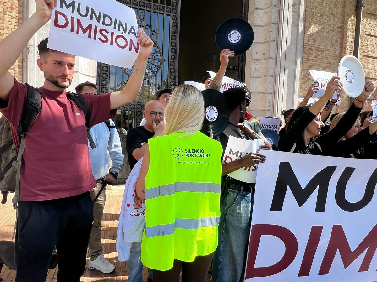 Hosteleros y empresarios del ocio nocturno de Russafa en la protesta de esta mañana por la ZAS