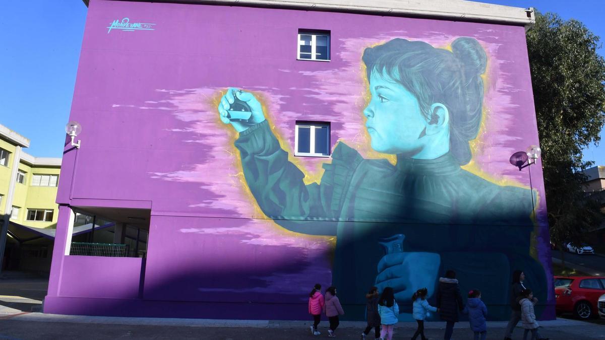 Mural homenaje a Marie Curie en el CEIP María Pita
