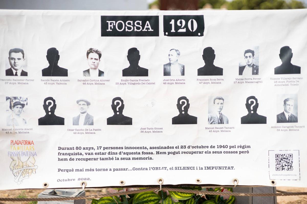 Lona que identifica a los fusilados enterrados en una de las fosas comunes de Paterna.