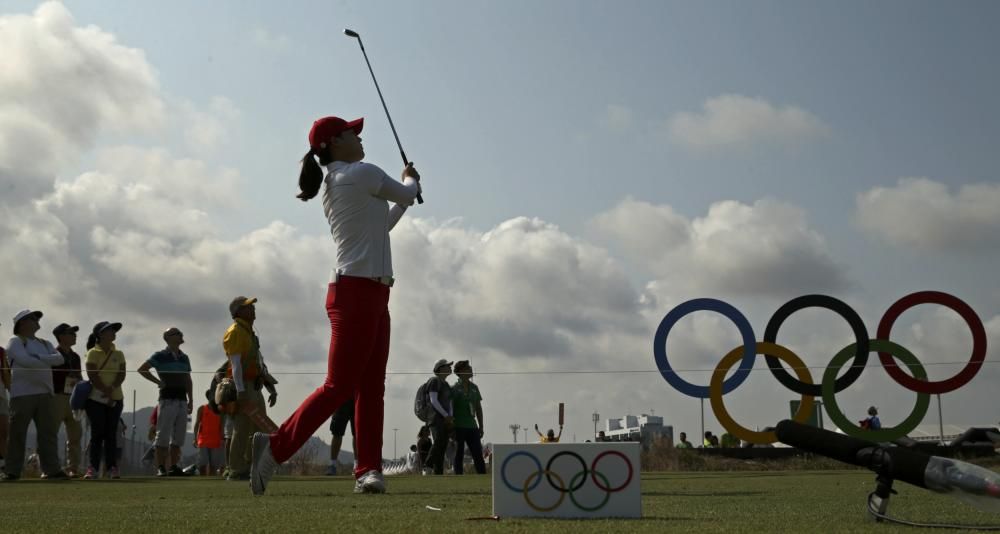 La surcoreana Gee Chun golpea la pelota en golf femenino.