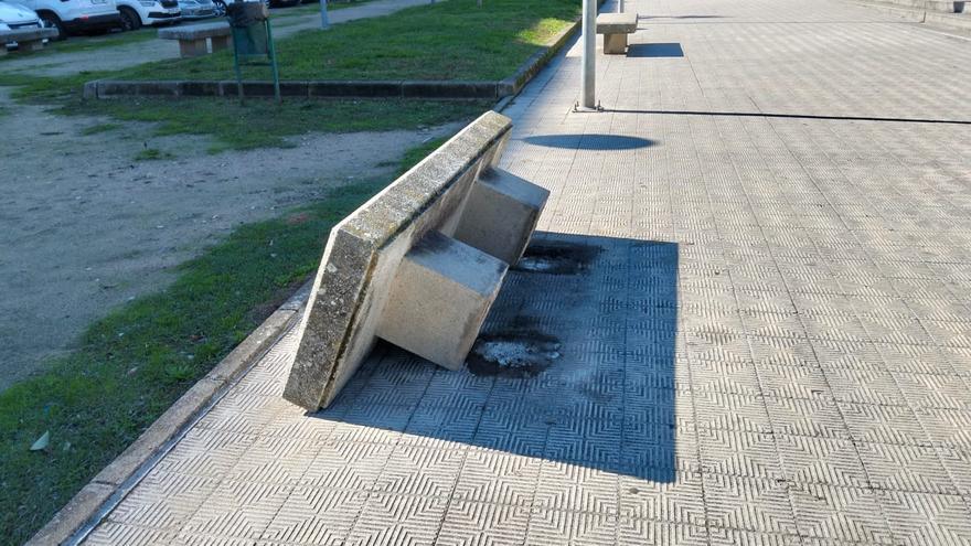 El vandalismo en Plasencia no cesa: vuelcan un banco de piedra en la plaza San Calixto