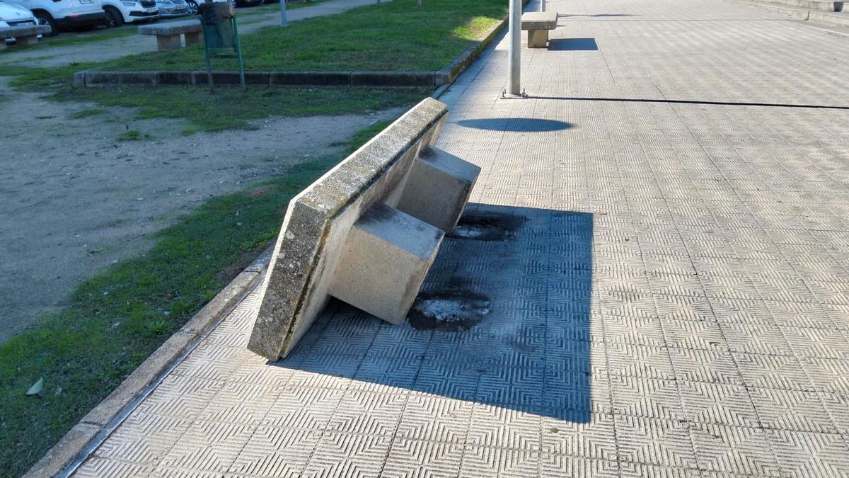 Vandalismo en Plasencia: vuelcan un banco de piedra en la plaza de San Calixto.