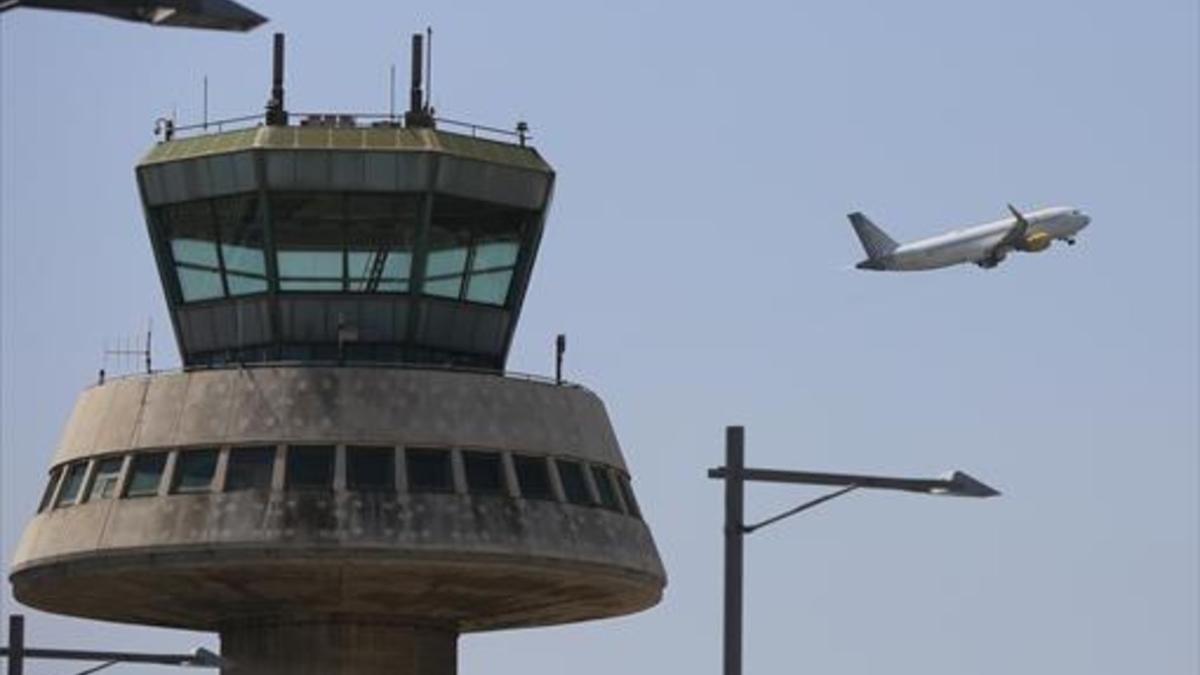 Un avión despega en el aeropuerto de El Prat.