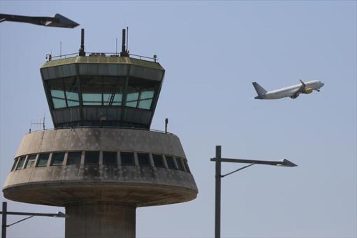 Un avió despega del aeroport de Barcelona.