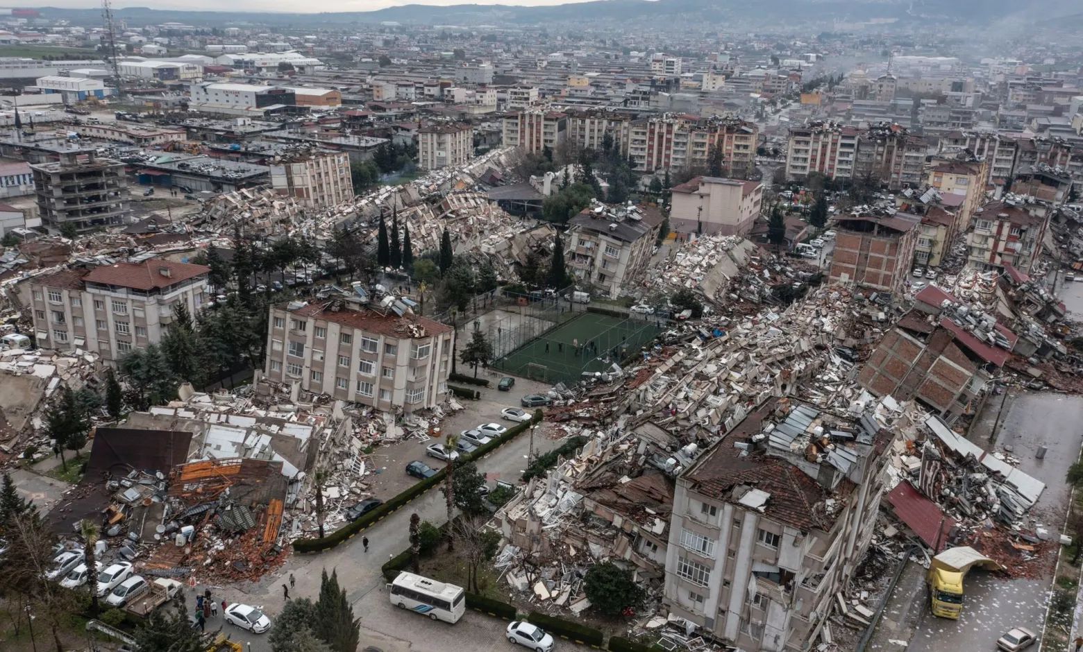 Una cancha de fútbol resiste en medio de los escombros de Kahramanmaras, epicentro del terremoto.
