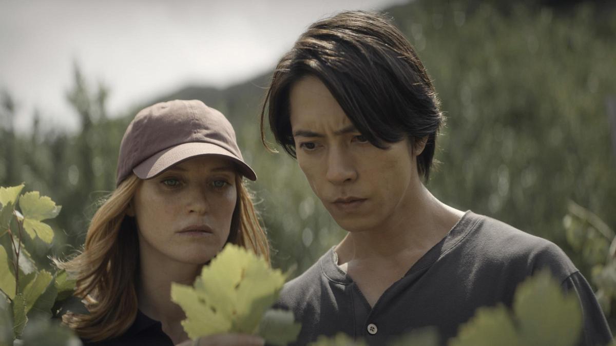 Fleur Geffrier (Camille) i Tomohisa Yamashita (Issei) en la segona temporada de "Las gotas de Dios"
