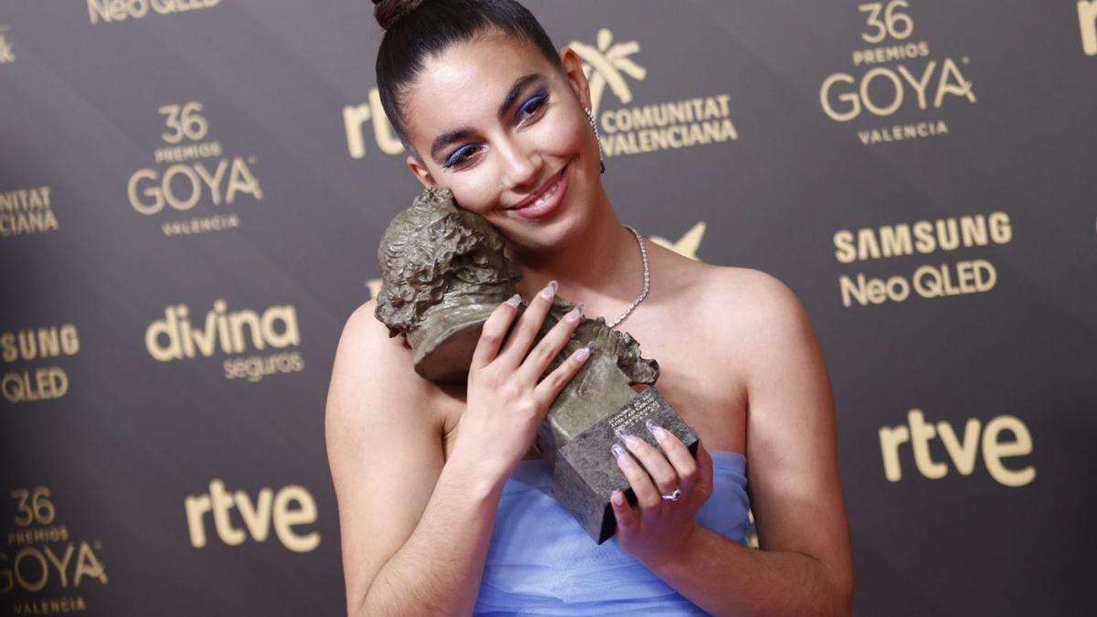 María José Llergo abraza el Goya al finalizar la gala.