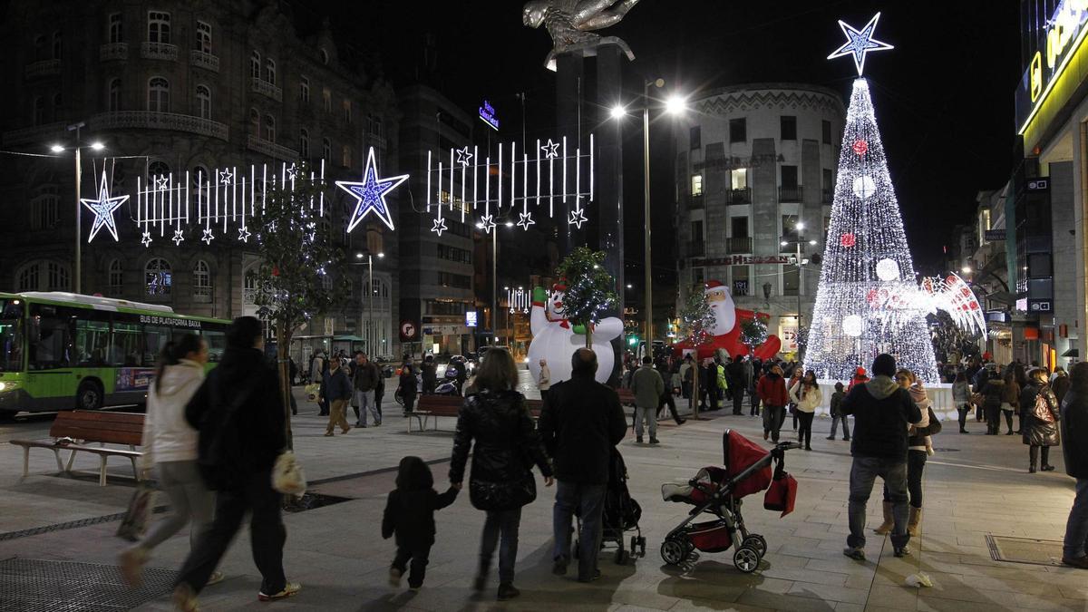 Quince años del primer árbol de luz en Porta do Sol: así dio el estirón la Navidad de Vigo