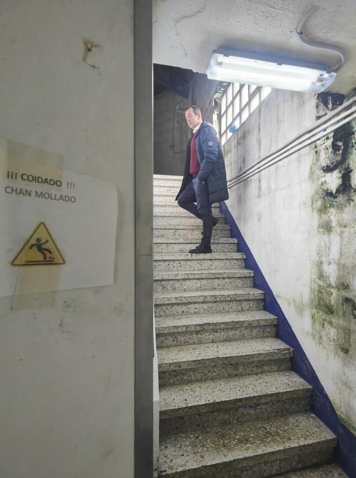 Carteles alertan de que el suelo está mojado y piden extremar la precaución. | G. NÚÑEZ