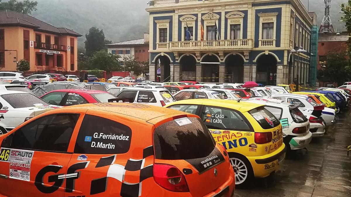 Vehículos participantes en una pasada edición de la Subida a la Faya