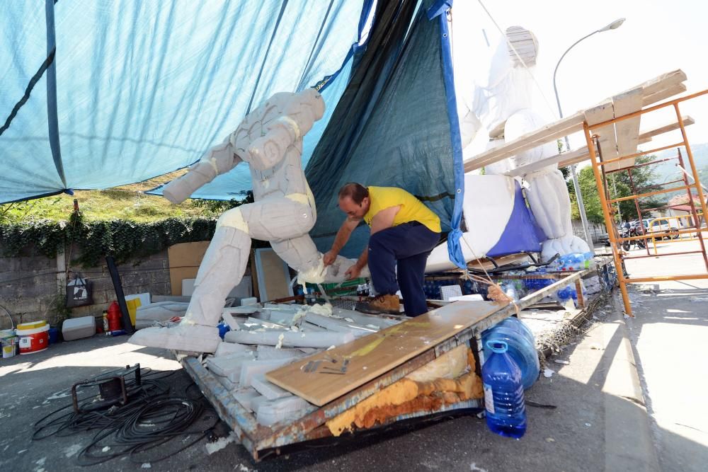 Preparación de embarcaciones del descenso floklórico de Laviana