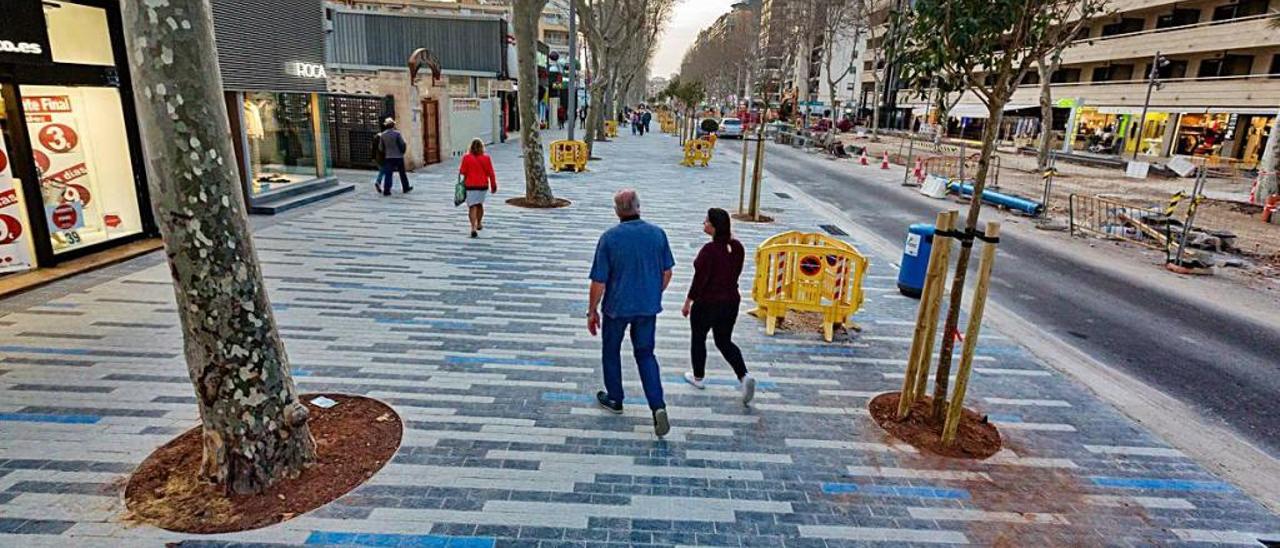 La acera sur de la avenida del Mediterráneo, la más cercana a la playa, ya transitable y con la obras de la parte norte a la derecha.