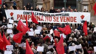 Miles de personas se concentran en Pamplona contra la moción de censura de PSOE y Bildu