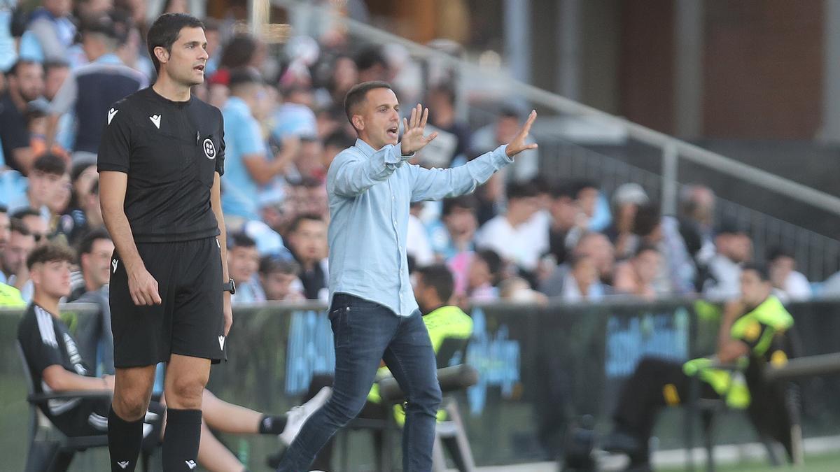 Borja Jiménez da instrucciones a sus jugadores.