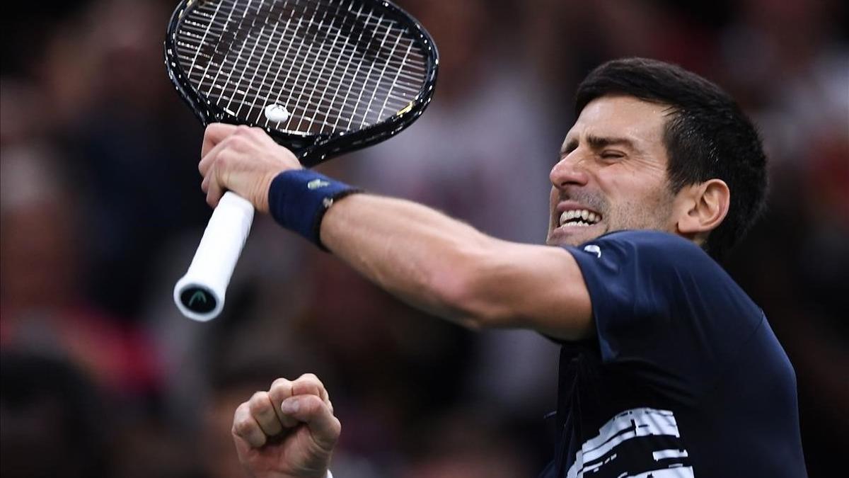 Djokovic celebra con rabia el triunfo frente a Shapovalov en la final de París.