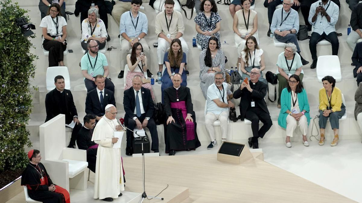 Trobada multitudinària del Papa León XIV amb la comunitat diocesana en el Santiago Bernabéu.