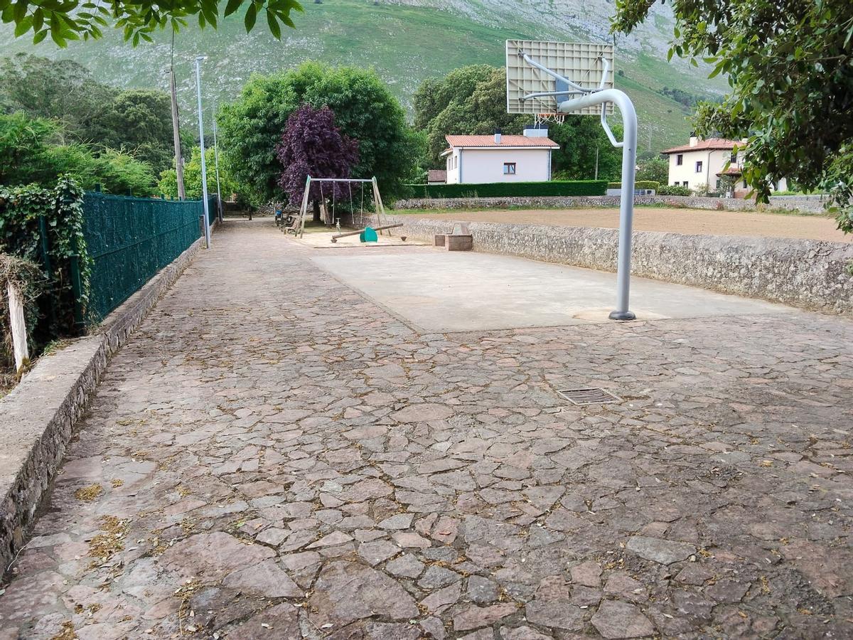 Llanes pone a punto todos los parques infantiles y las áreas recreativas del concejo